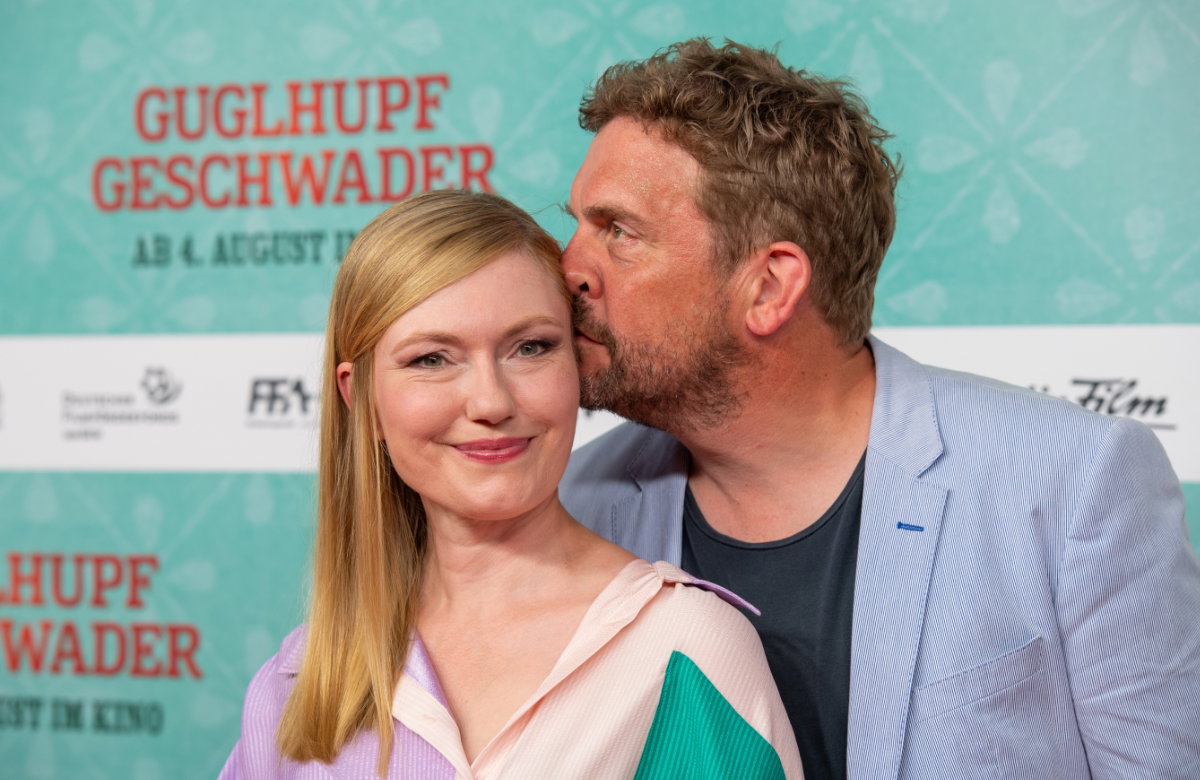 Sebastian Bezzel gibt Ehefrau Johanna Christine Gehlen einen Kuss