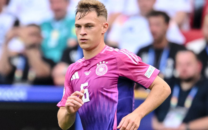 Joshua Kimmich bei einem Fußball-Spiel im Rahmen der EM 2024 im pinken Trikot