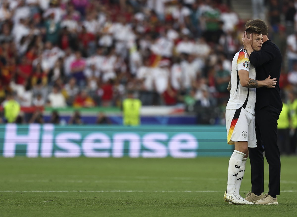 Julian Nagelsmann umarmt Toni Kroos nach EM-Aus