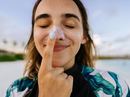 Laut Usern: Das ist die beste Sonnencreme bei Unreinheiten – aus der Drogerie
