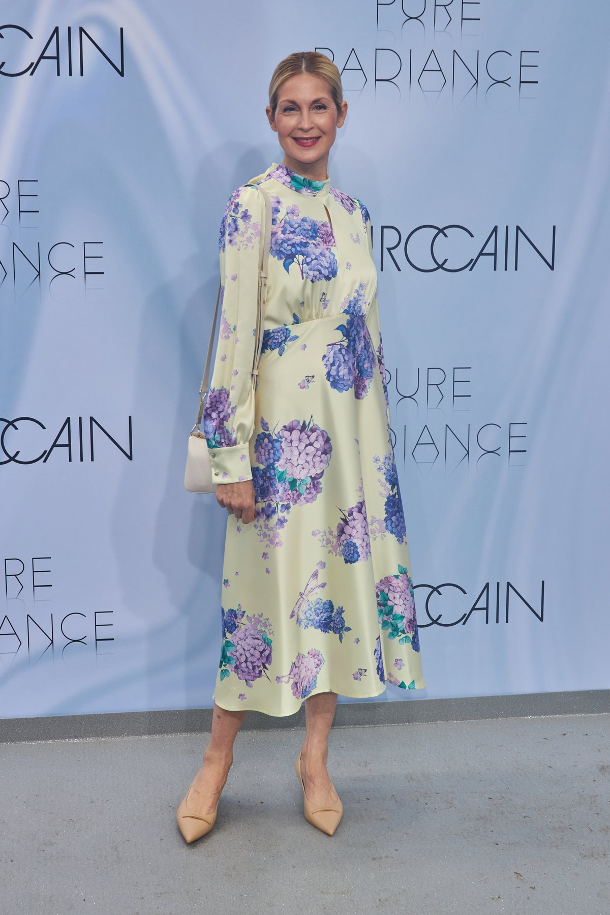 Kelly Rutherford im Blumenkleid