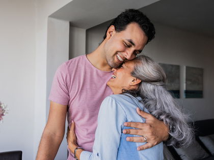 Nathalie (46): "Ich habe eine Affäre mit dem Freund meines Sohnes"
