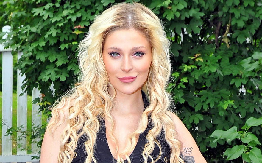 Marie Reim mit Lockenfrisur beim "ZDF-Fernsehgarten"