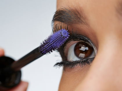 Beste lila Mascara: Diese bunte Wimperntusche geht im Netz durch die Decke