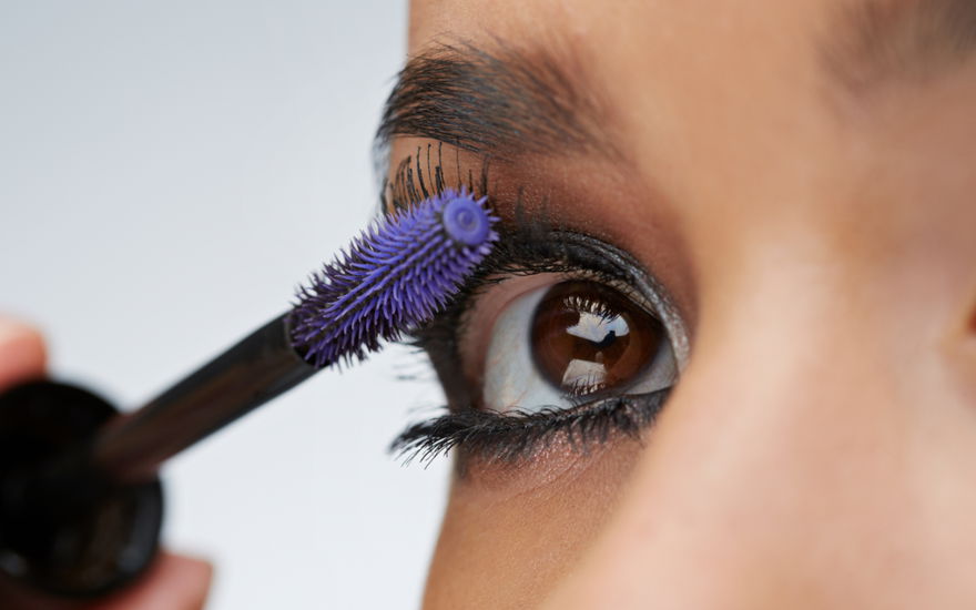 Lila Wimperntusche