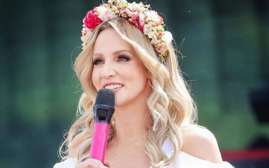 Melissa Naschenweng mit Blumenkranz