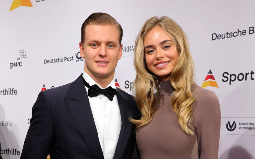 Mick Schumacher und Laila Hasanovic posieren zusammen