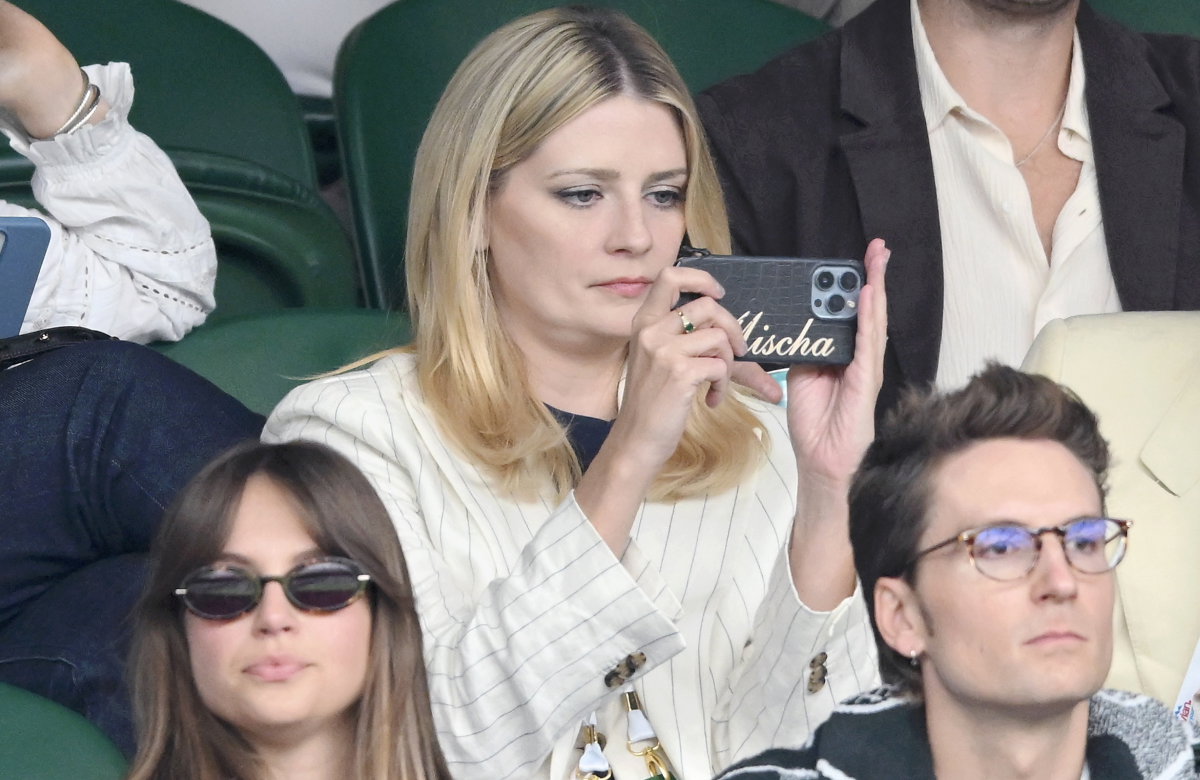 Mischa Barton fotografiert etwas