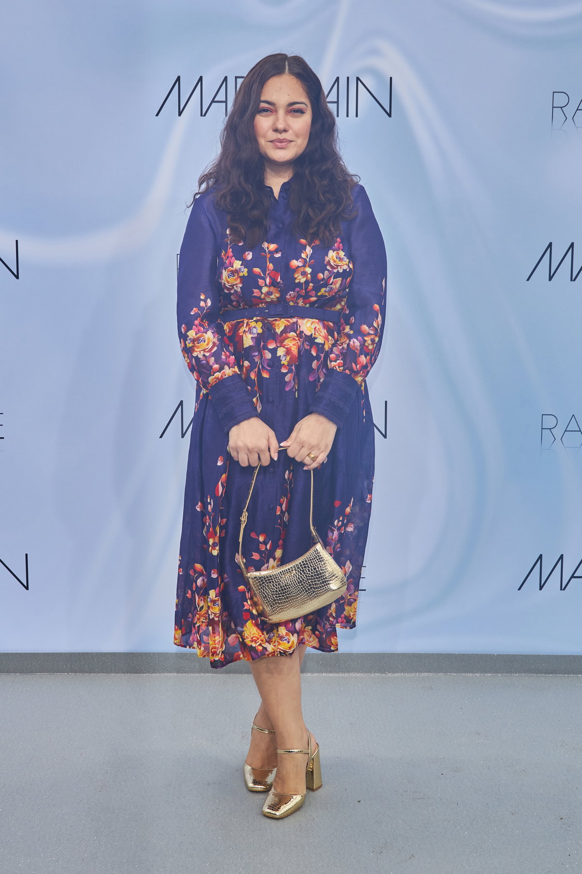 Nilam Farooq im Blumenkleid