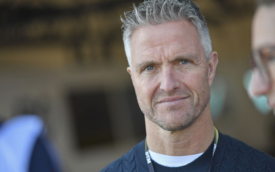 Ralf Schumacher guckt in die Kamera