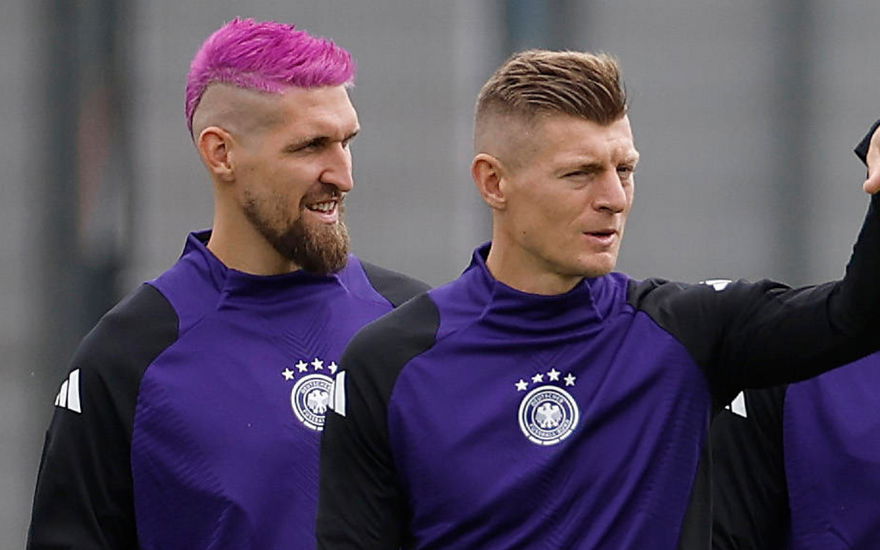 Robert Andrichs mit pinken Haaren neben Toni Kroos beim Abschlusstraining vor dem EM-Viertelfinale