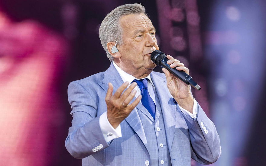 Roland Kaiser mit Mikrofon in der Hand