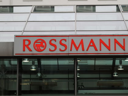 Bestseller bei Rossmann: Dieses Anti-Aging-Tool mildert Falten an schwer erreichbaren Stellen