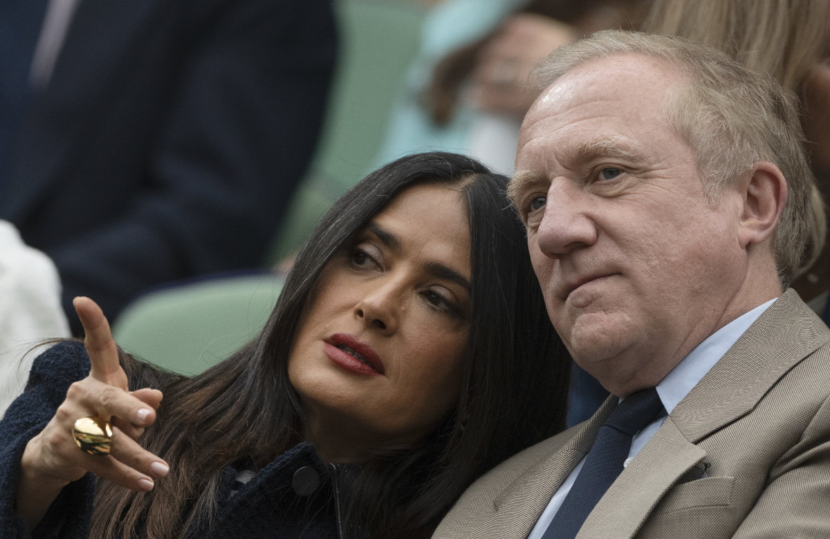 Salma Hayek zeigt François-Henri Pinault etwas mit dem Finger
