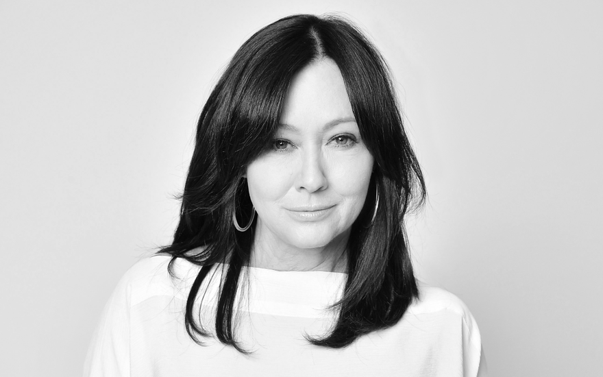 Shannen Doherty in schwarz-weiß