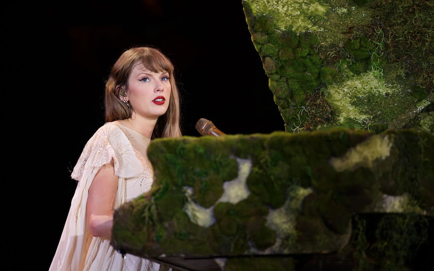 Taylor Swift am grünen Klavier bei Eras-Tour