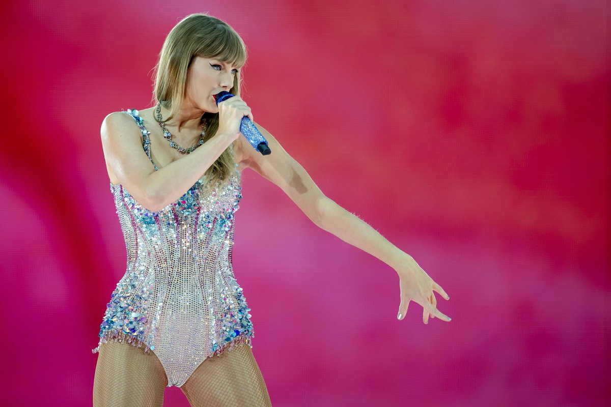Taylor Swift performt während eines Konzerts mit Mikrofon in der Hand