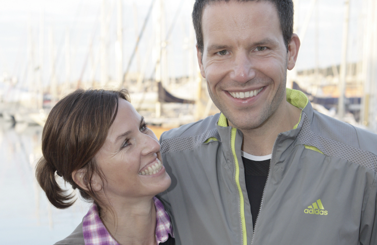 Tim Bergmann und Johanna Richter Arm in Arm