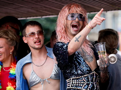 Bill Kaulitz: Verwirrung nach CSD-Kuss - Timmi Trinks macht Beziehung zu Freundin öffentlich