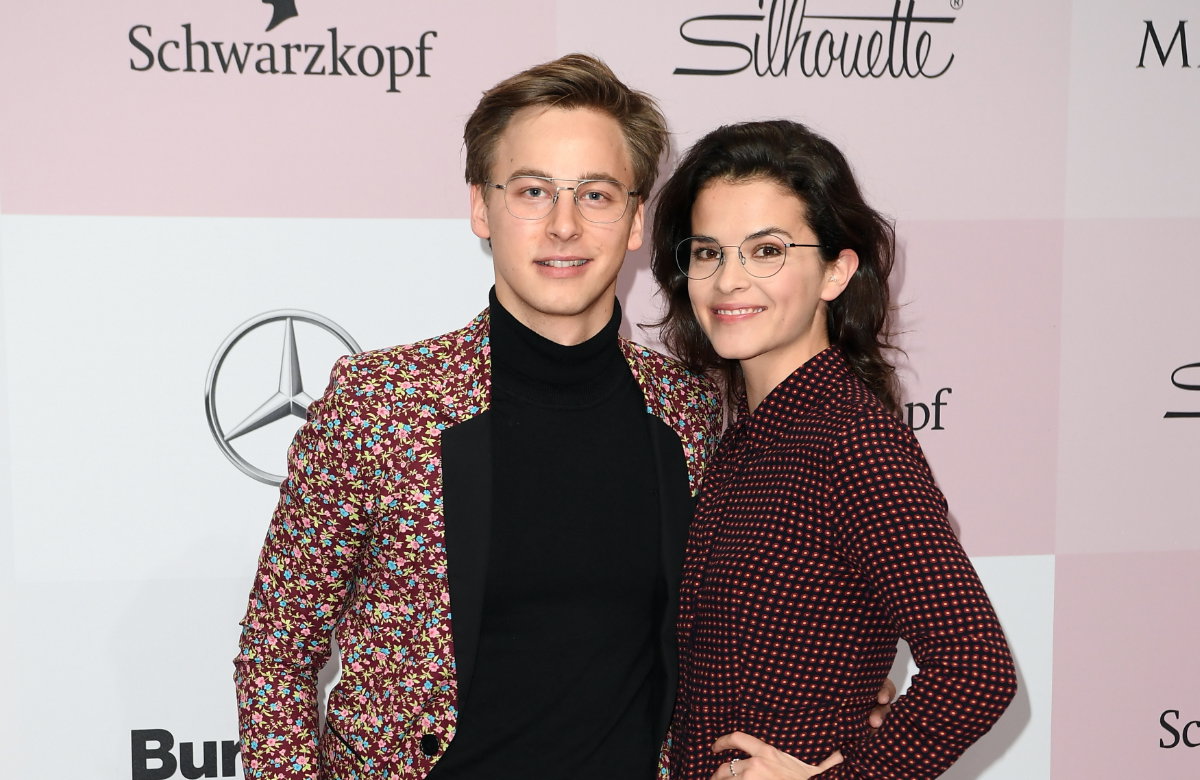 Timmi Trinks und Maxine Kazis posieren zusammen