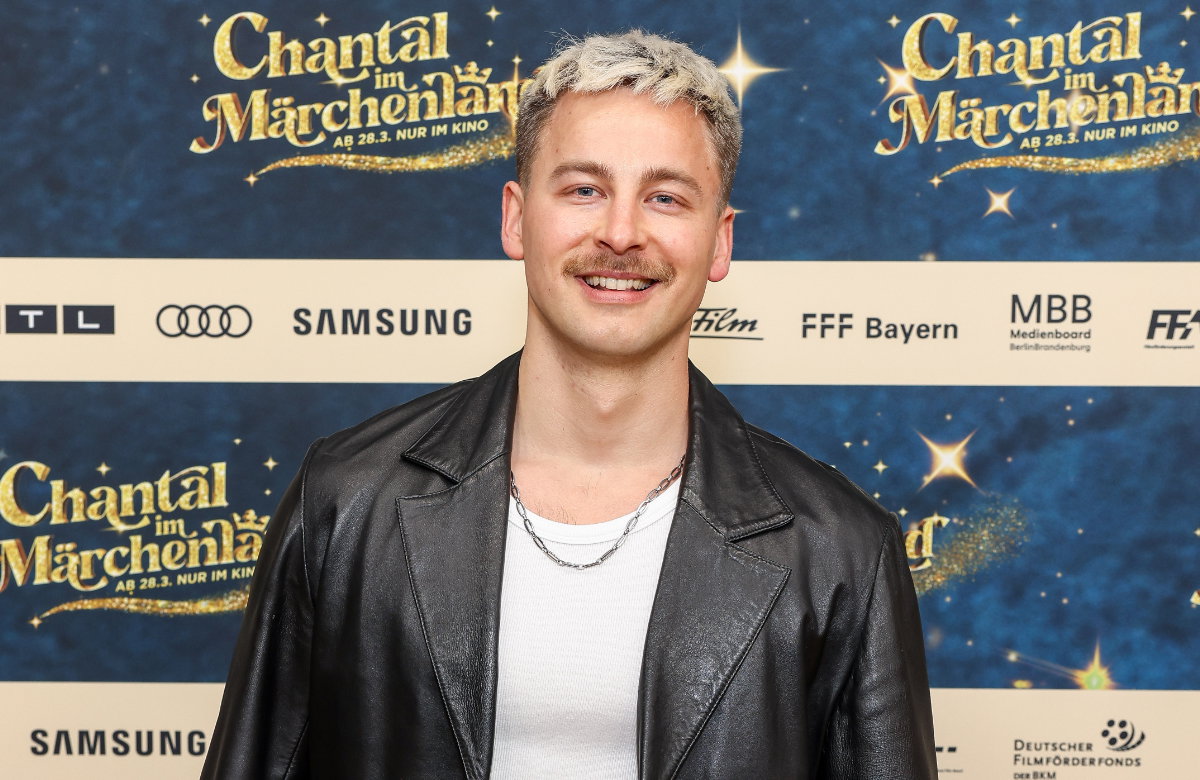 Timmi Trinks posiert lachend