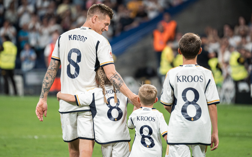 Toni Kroos mit seinen drei Kindern auf dem Platz von hinten
