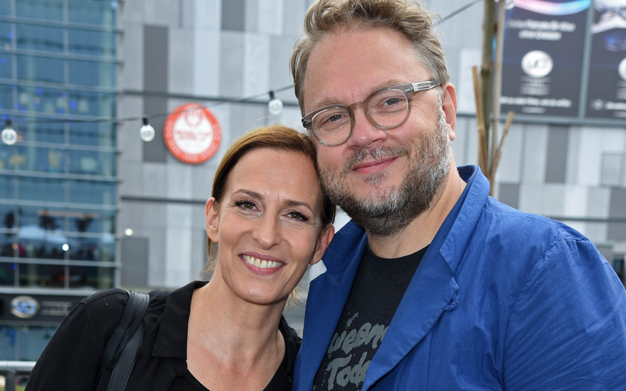 Ulrike Frank und Ehemann Marc Arm in Arm