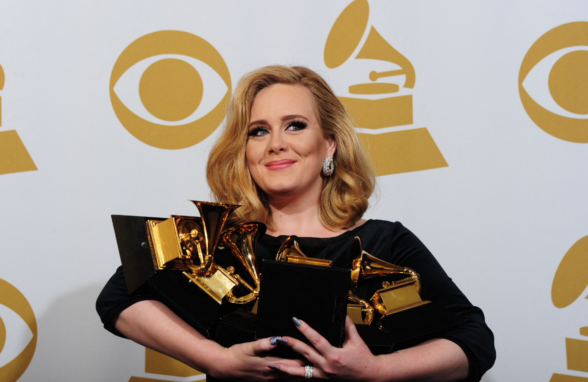 Adele im Jahre 2012 mit Grammys auf dem Arm