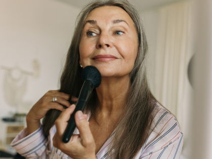 Make-up: Diese 9-Euro-Foundation bügelt Falten selbst bei Frauen Ü70 glatt