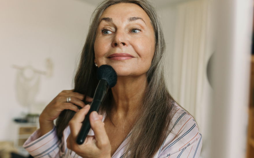 Reife Fraue schminkt sich