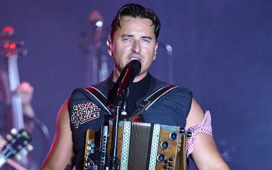 Andreas Gabalier mit skeptischen Blick