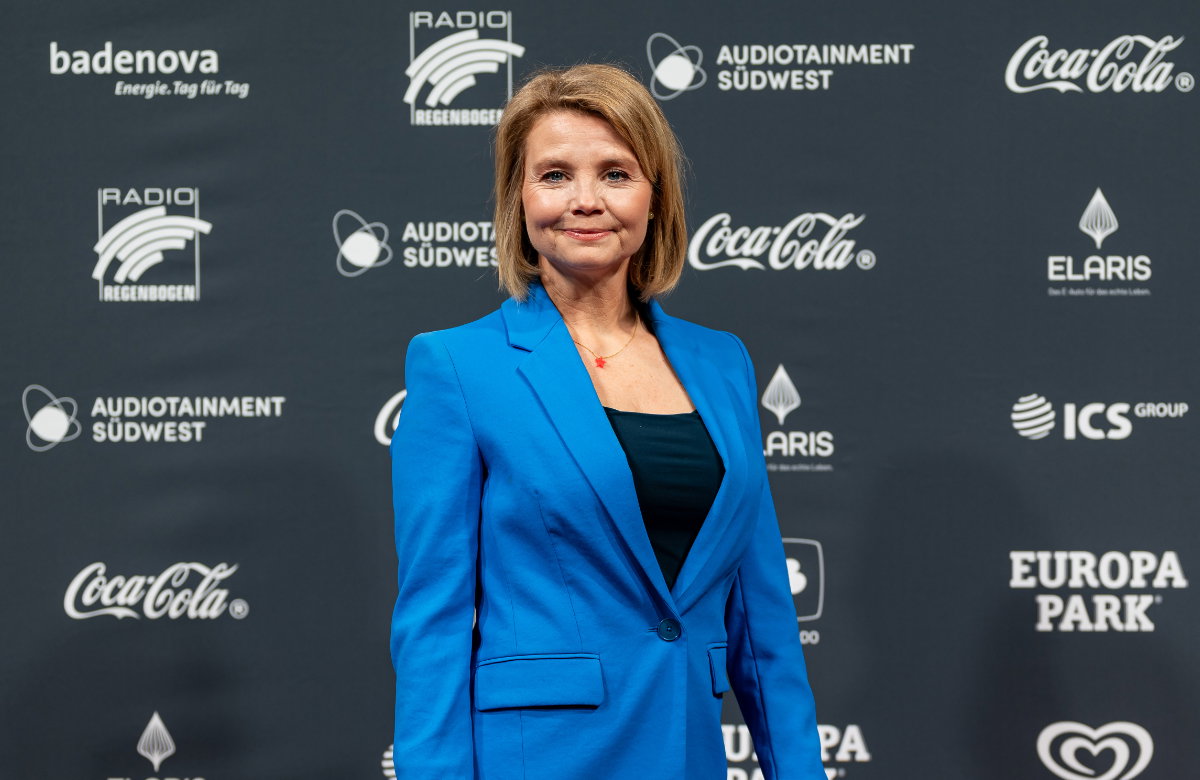 Annette Frier im blauen Anzug