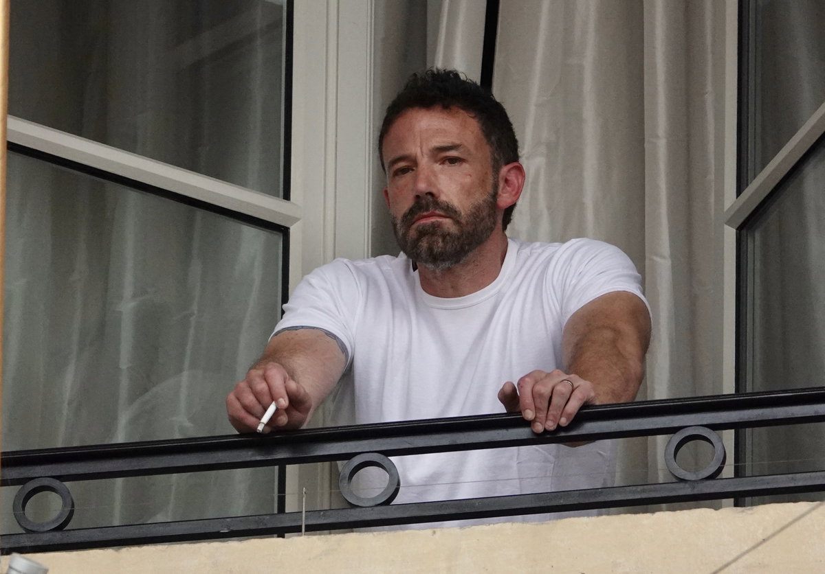 Ben Affleck müde und erschöpft auf einem Balkon in Venedig