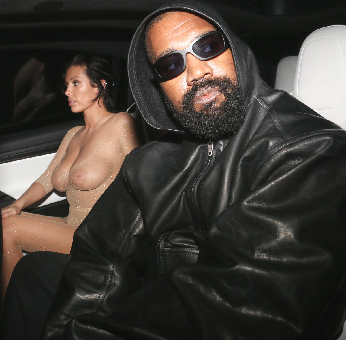 Bianca Censori und Kanye West mit Sonnenbrille im Auto