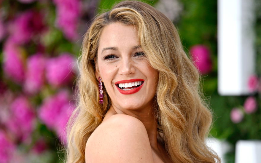 Blake Lively strahlt