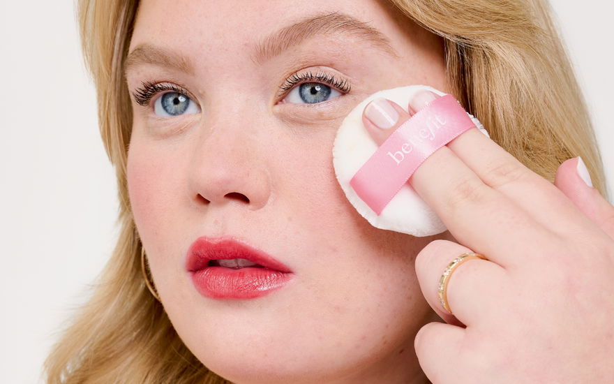Frau mit Benefit Power Powder