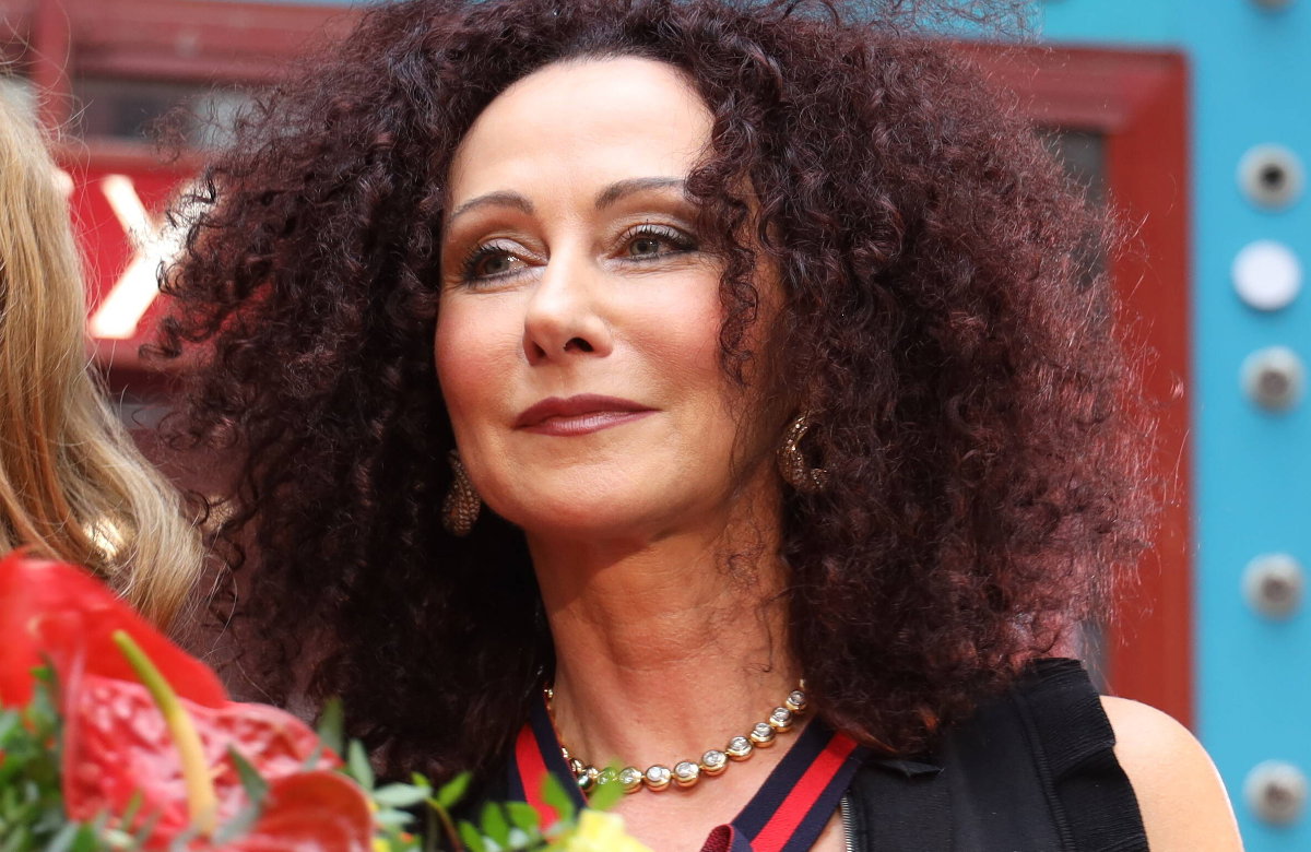 Christina Lugner guckt ernst