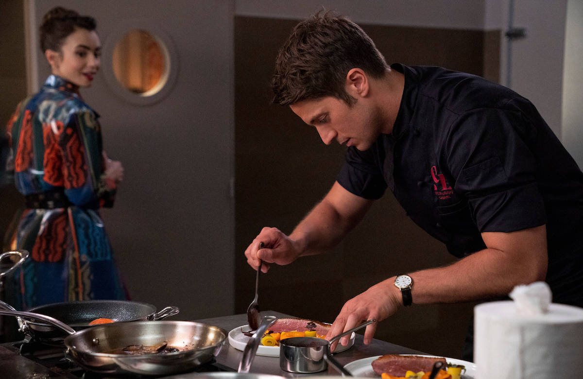 Lucas Bravo als Gabriel und Lily Collins als Emily in "Emily in Paris"