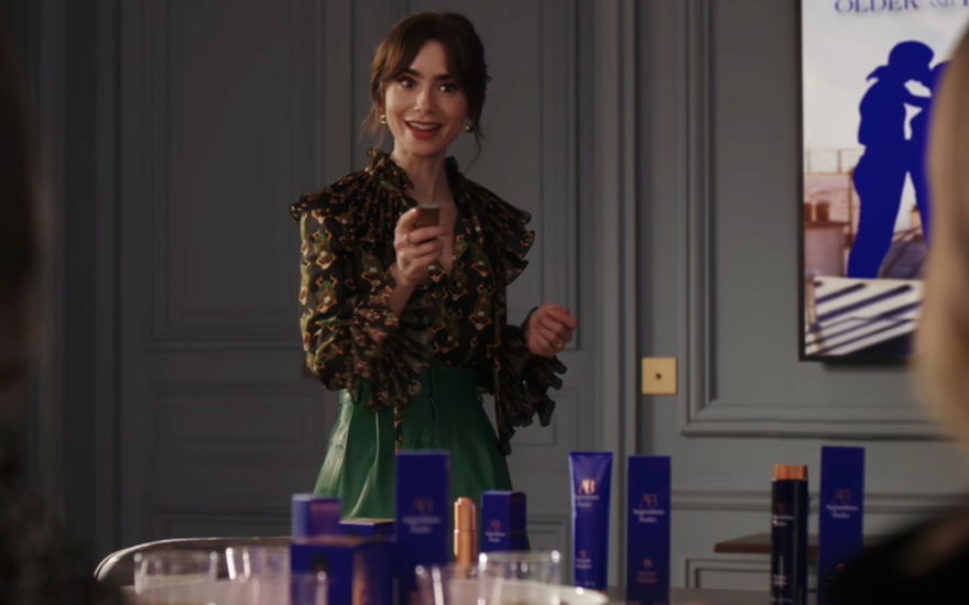 Lily Collins als Emily Cooper mit Augustinus Bader