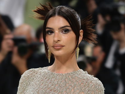 Laut Emily Ratajkowski: Mit dieser Drogerie-Mascara zauberst du dir einen 360-Grad-Effekt