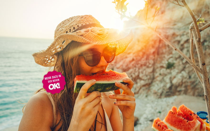 Wassermelone am Strand essen