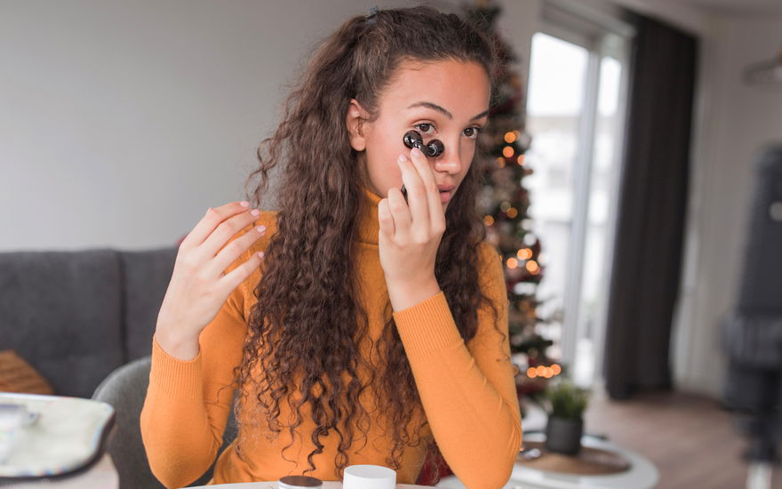 Frau massiert Augen