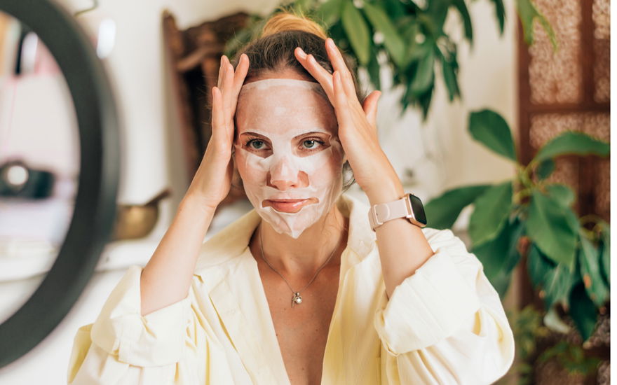 Frau mit Tuchmaske