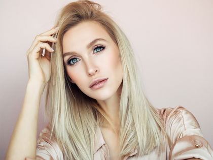 Für helles und blondes Haar: Diese Sprühkur sorgt in 3 Minuten für mehr Strahlkraft