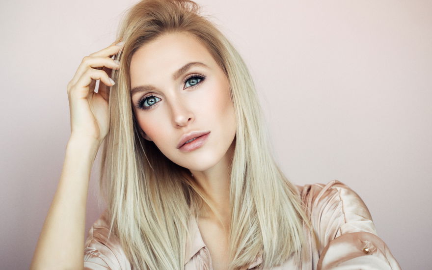 Frau blonde Haare strahlend