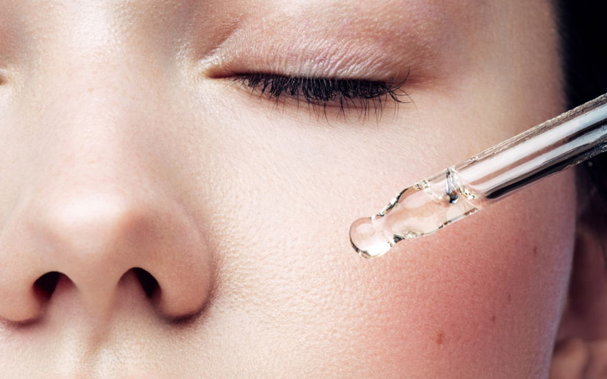 Frau Anti-Aging-Serum