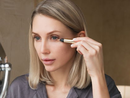 Laut TikTok-User: Für Frauen Ü40! Mit diesem Concealer-Hack siehst du 20 Jahre jünger aus