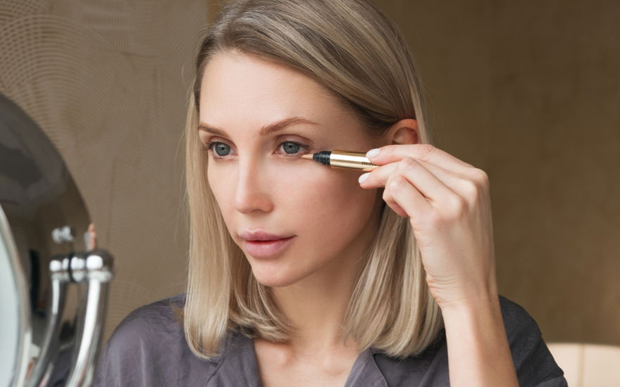 Frau mit Concealer