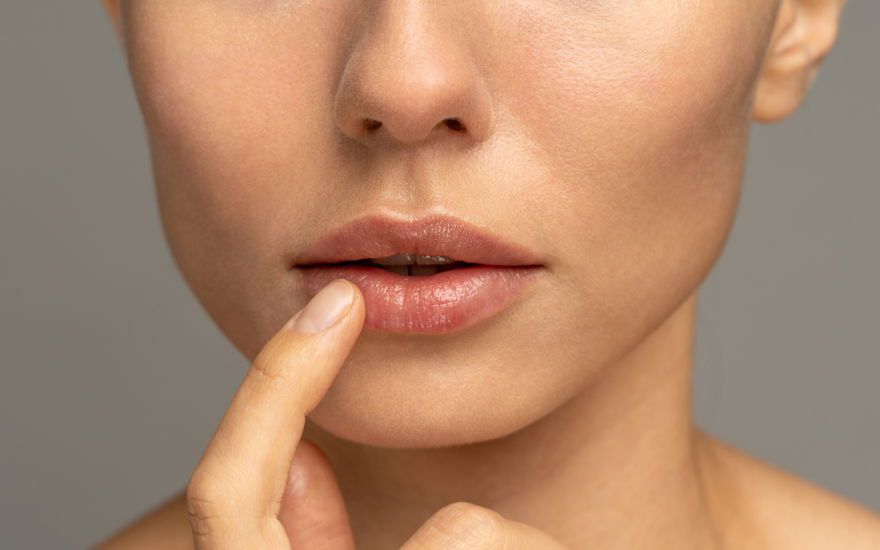 Frau Hausmittel bei trockenen Lippen