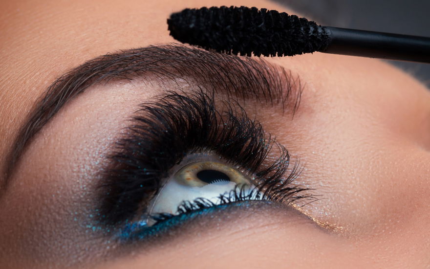 Frau volle Wimpern